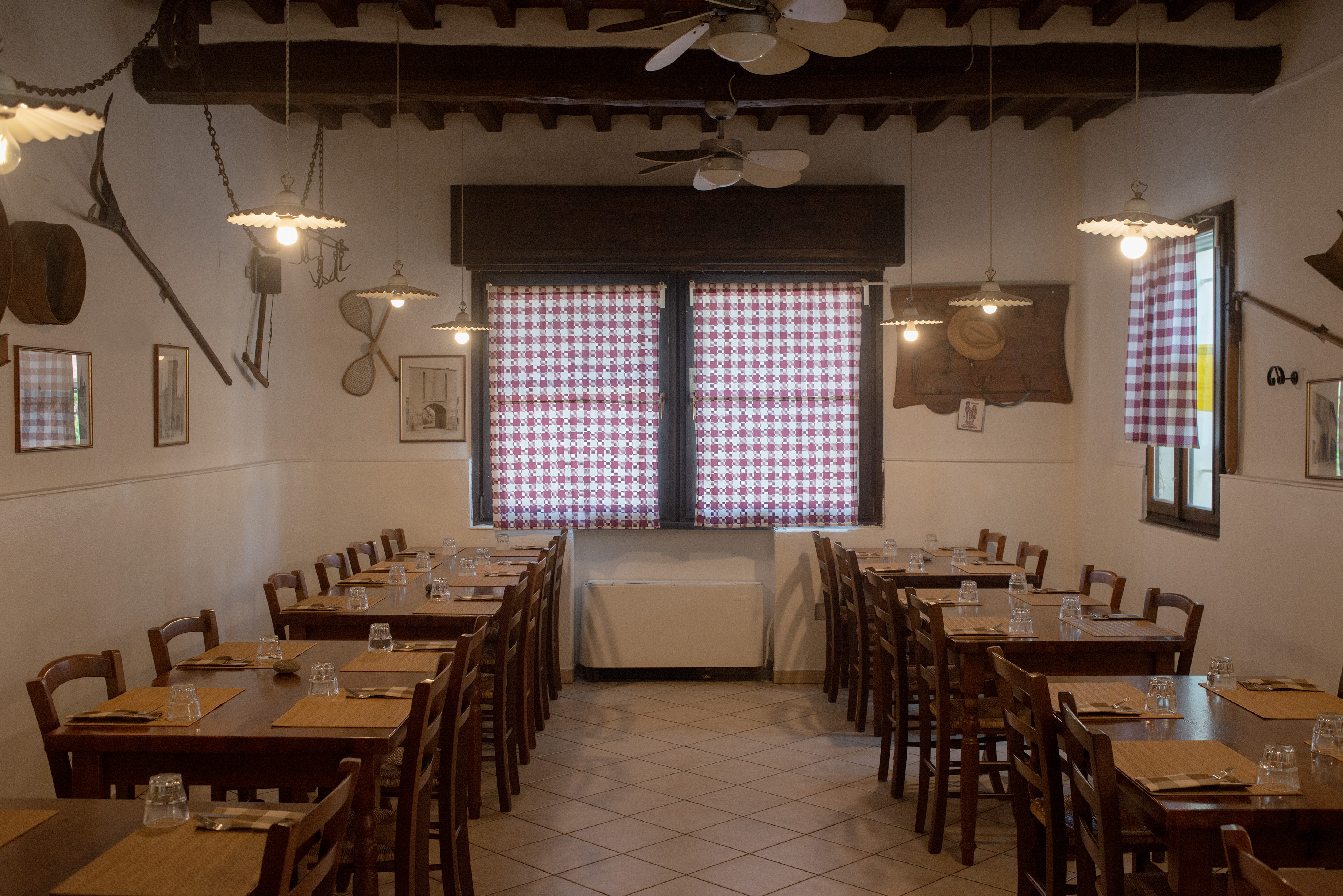 Sala interna della trattoria La Romagnola
