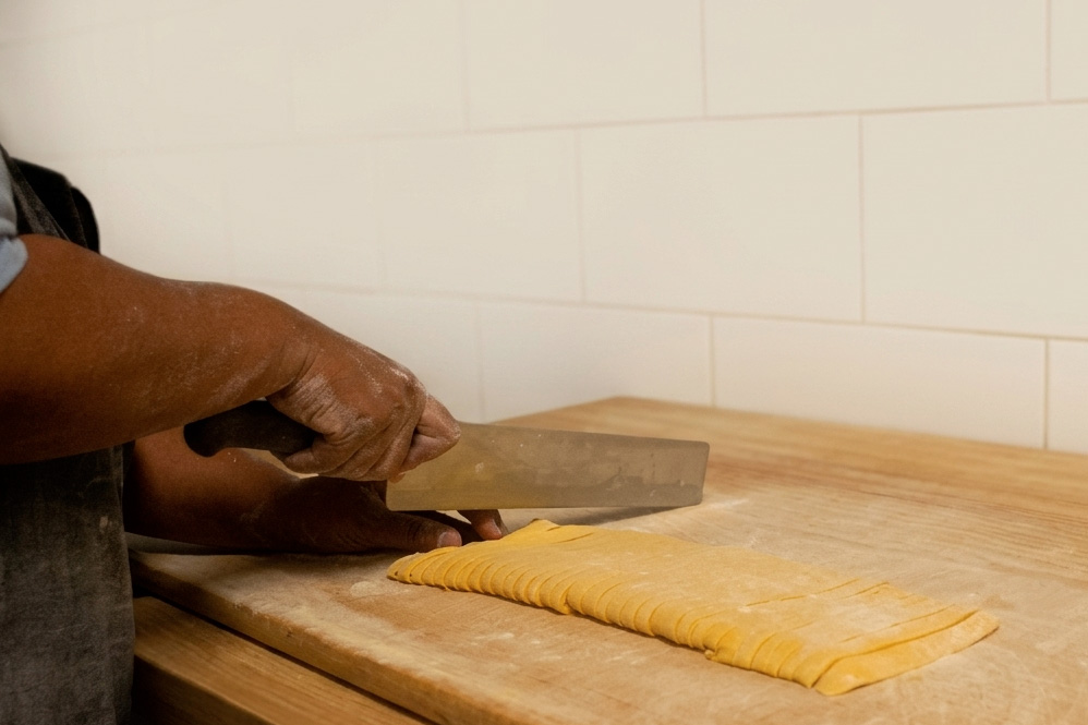 La sfoglina al lavoro mentre prepara la pasta fresca